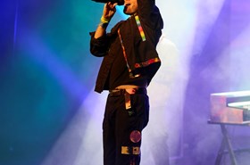SkyFullOfStars-entertainers-002