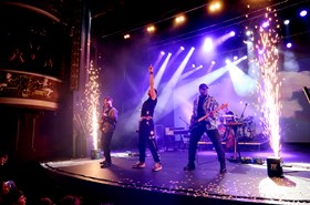 SkyFullOfStars-entertainers-007