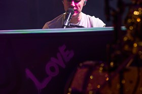 SkyFullOfStars-entertainers-013